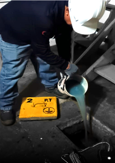 Técnico realizando soluciones eléctricas