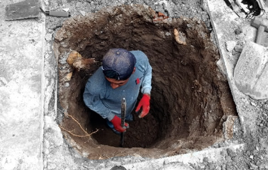 Ingeniero trabajando en pozo a tierra