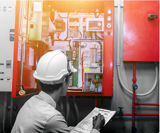 Técnico trabajando en panel de control